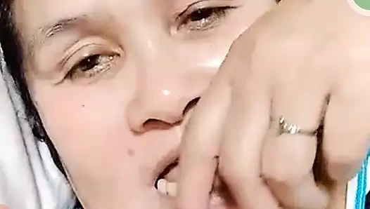 Cewek itu bilang padaku cukup coz teman kantornya ada di kamar nyaman