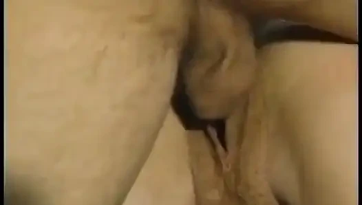 Wanita cantik rambut pirang dengan gaun macan tutul ini melepasnya dan memek muncratnya di dalam