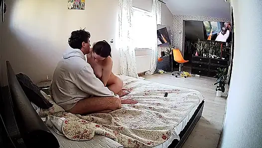 Danildo yarağı zevk alırken Kamila'nın göğüsleriyle oynuyor