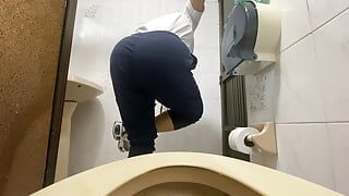 L'infermiera sconsiderata viene filmata nel bagno pubblico in ufficio