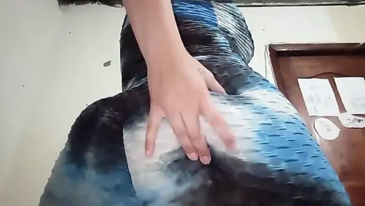 Heiße frau masturbiert, zeigt ihre coochie