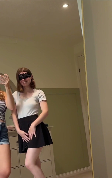Essayer la lingerie avec est tellement amusant et sexy