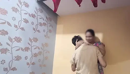Üvey kız kardeşimin üvey kız kardeşi yatak odama geldi ve beni sikti