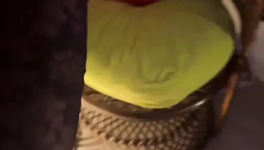Şovumdan sonra sert sikiliyorum, Polly Gardel, porno oyuncusu zevkle çığlık atıyor ve onu tükürüyor