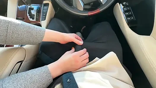 İşte bile elleri ve ağzıyla beni orgazm ettiren güzel bir evli kadın