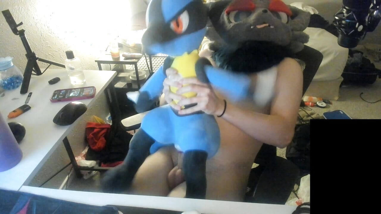 Poke Furry Fursuiter Plushie में वीर्य निकालती है