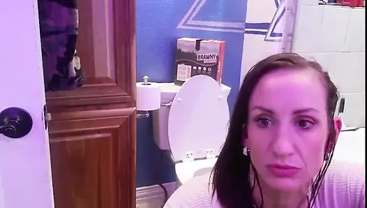 Zoey Portland Pornstar Playing with Her Pussy in the Bathroom Before Court