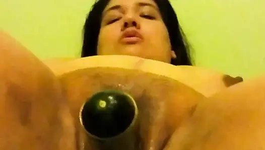 Sıkıldım ve salatalık çiğnedim.