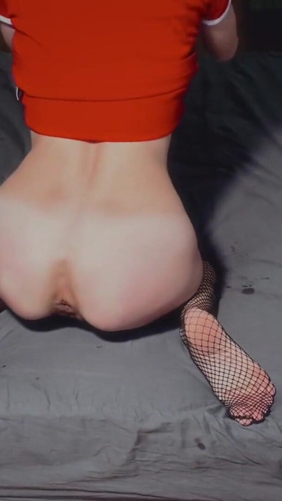 Küçük bir kadın götünü genişletiyor ve sarkma pratik yapıyor | Klip 1