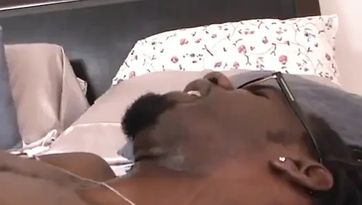 Amateur, vollbusige schwarze milf gefickt und von schwarzem monster-schwanz auf den arsch gespritzt