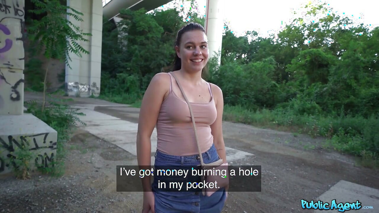 Public Agent - la amateur Keira Flow no puede esperar para tragar semen