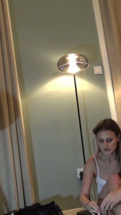 Seksi ve Tatlı Üniversiteli Kız Casting'e Geliyor, Kıyafetlerini Değiştirip Elbise Giyerek Külotunu ve Poposunu Gösteriyor | Bölüm 1