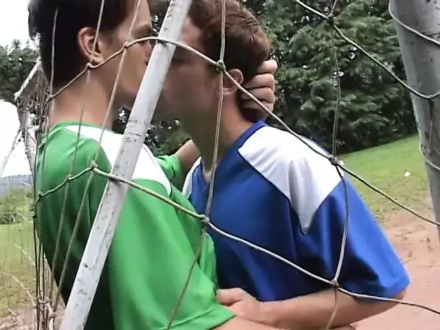 Guy ger mild rimming till sin vän i en fotbollsdräkt
