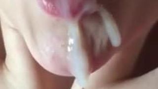 Sborra sulla bocca di femminuccia