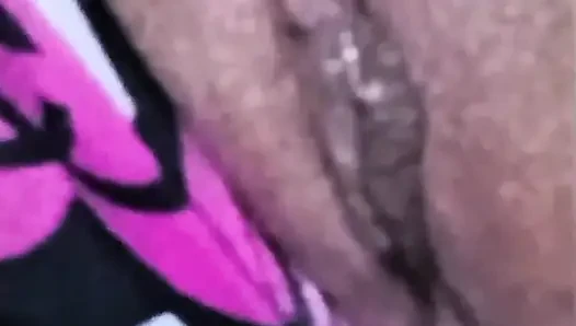 Kolumbianische latina masturbiert und berührt ihre dicken titten