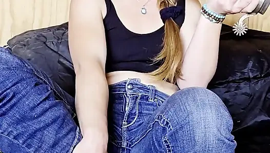 Si rambut merah pamer kaki dan tubuh telanjang mengendus kaus kaki dan kaki sambil bugil