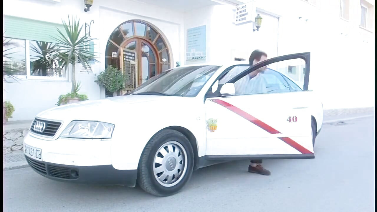 Loira gata seduz motorista de táxi em encontro fumegante