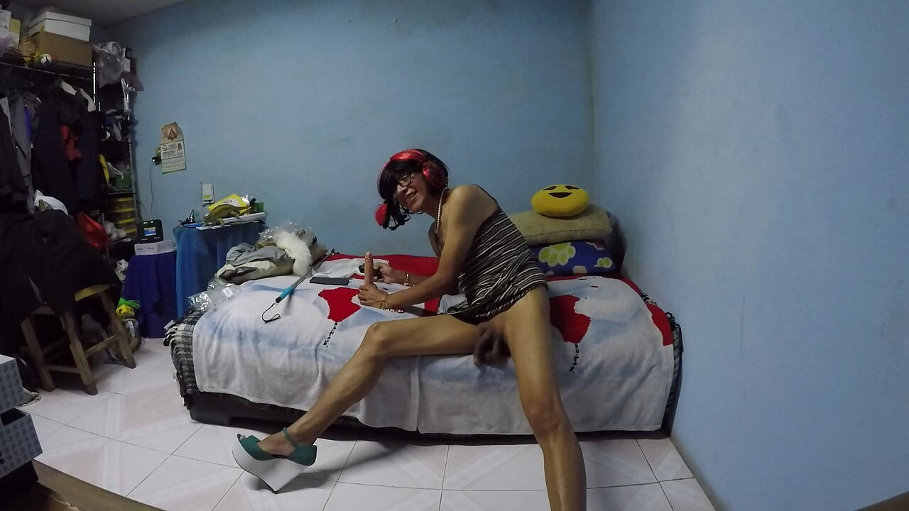 Göt tıkacı ve yüksek topuklu Joselynne travesti ilk bölüm dildo emiyor