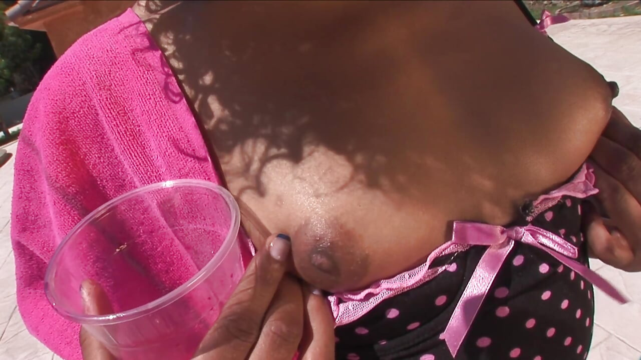 Τερατώδες cum 4 μικροκαμωμένο κορίτσι που σφυροκοπείται με ατελείωτους τρόπους