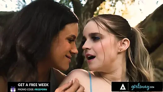 GIRLSWAY - белая девушка с большой шикарной задницей Codi Vore соблазняется милфой Penny Barber во время похода и в конечном итоге в мягком БДСМ сексе