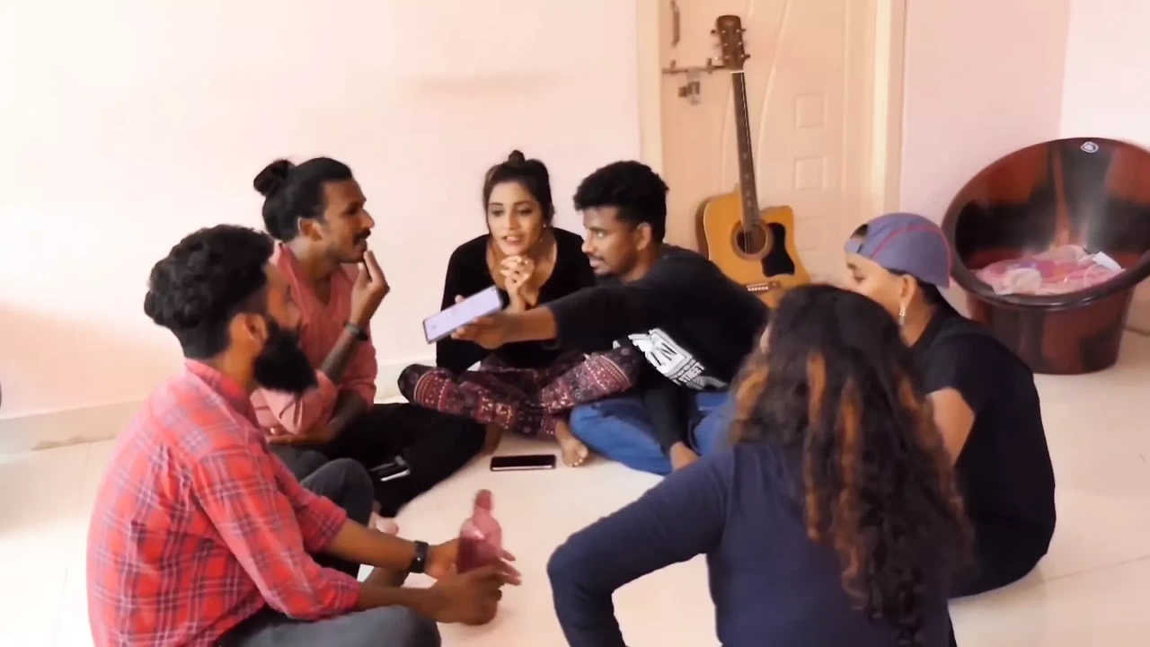 热辣的女孩和男孩 - 真心话大冒险