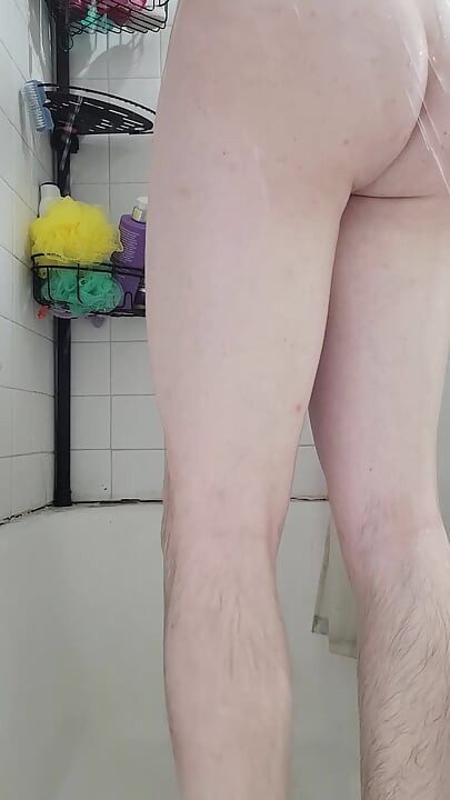 Femboy Twink tuširanje + losion dok nosi tangice