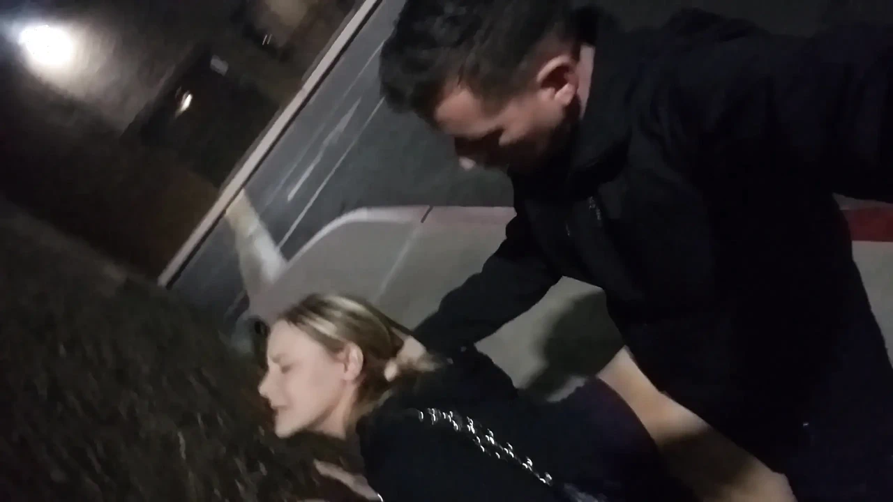 人妻在停车场的酒吧后被干并抽干鸡巴