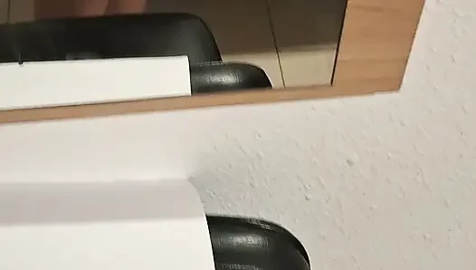 Mencoba pakaian baruku