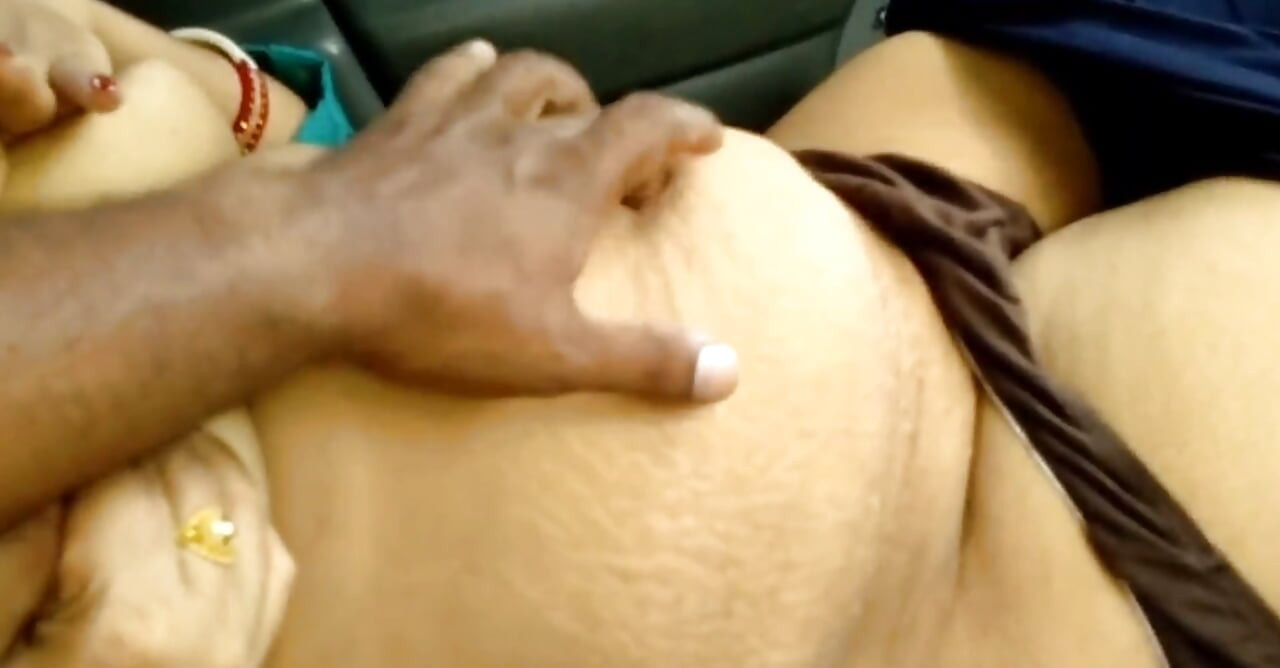 Indienne desi en voiture qui baise avec éjaculation
