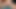 プールで互いに遊ぶ3人の細身のディップ美女