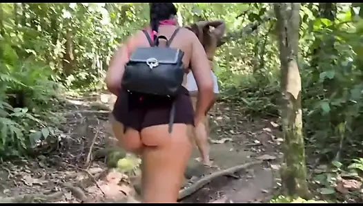 İki esmer ile büyük popolu ıssız patika