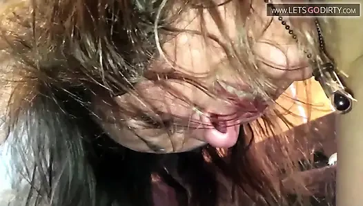 Tante rambut pirang pantatnya di-fingering setelah nyepong kontol besar