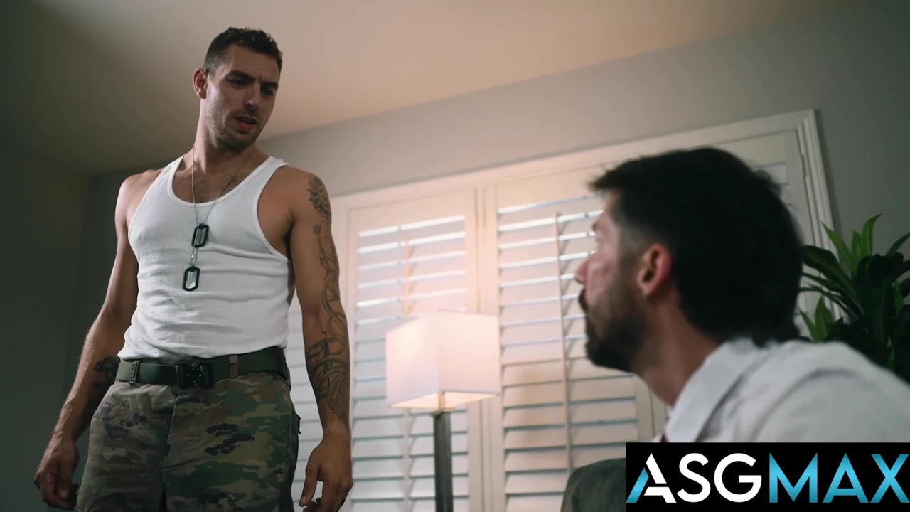 Yıkıcı filmler - papaz karısını sikerken yakalandıktan sonra asker Carter Woods'a götünü veriyor