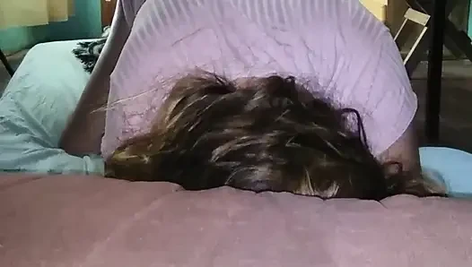 Aku merekam aku lagi asik pacarku pakai gaun pink