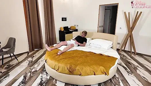 Die angewiderte Tante erwischt den jungen Neffen, wie er zu einem Foto von ihm unter der Decke masturbiert.