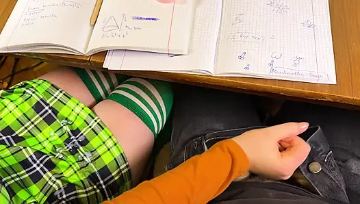 ШКОЛЬНИЦА дрочит ему в классе математики под столом в школе. Рискованно мастурбация в публичном классе.
