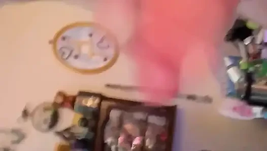 Sadies'in yüzüne, ağzına ve göğüslerine boşalıyor