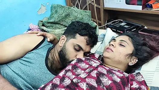Göğüslere basıyor ve amcığını ovuyor romantizm