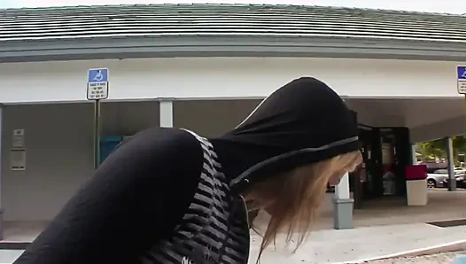 Blonde, spermahungrige schlampe bekommt einen harten fick in ihre enge muschi und einen heißen cumshot direkt in ihr gesicht