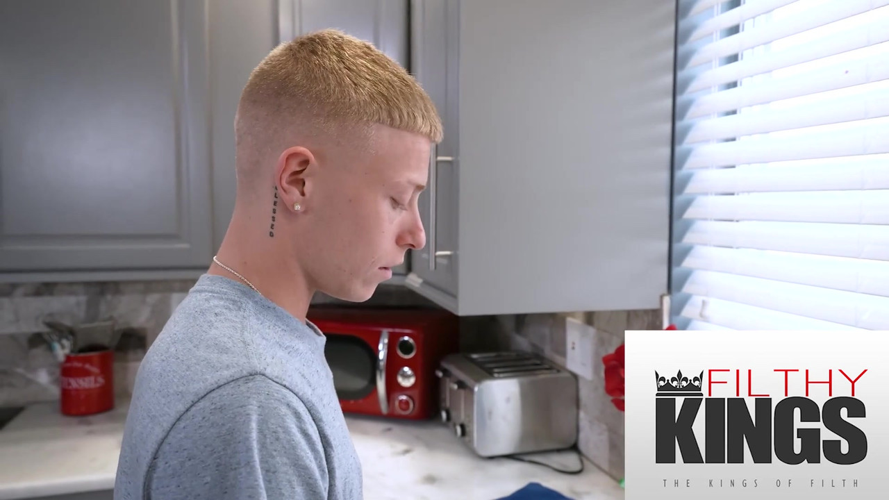 我的继母变得非常饥渴，我不得不狠狠地操她