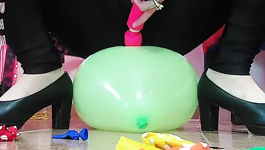 Shyfxx menggosok dan melumuri balon dengan pantatnya!