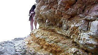 熟女が岩の上で私のチンポに跨る！