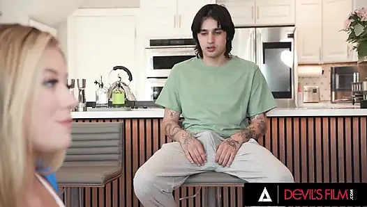 Devils filmi - River Lynn'in çömelme egzersizi üvey erkek kardeşini sert sikişe zorluyor