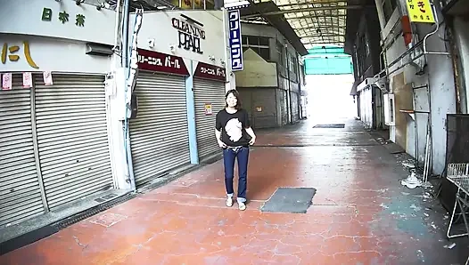 Tante seksi dengan celana jins ultra low rise di luar ruangan..