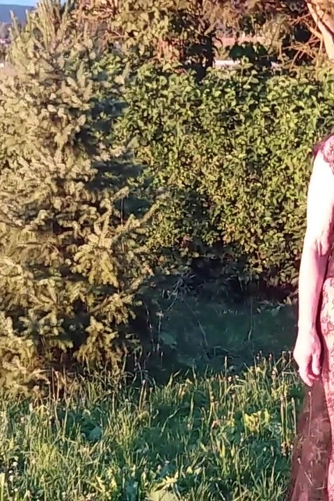 Bunicuța poartă un costum pur și transparent afară