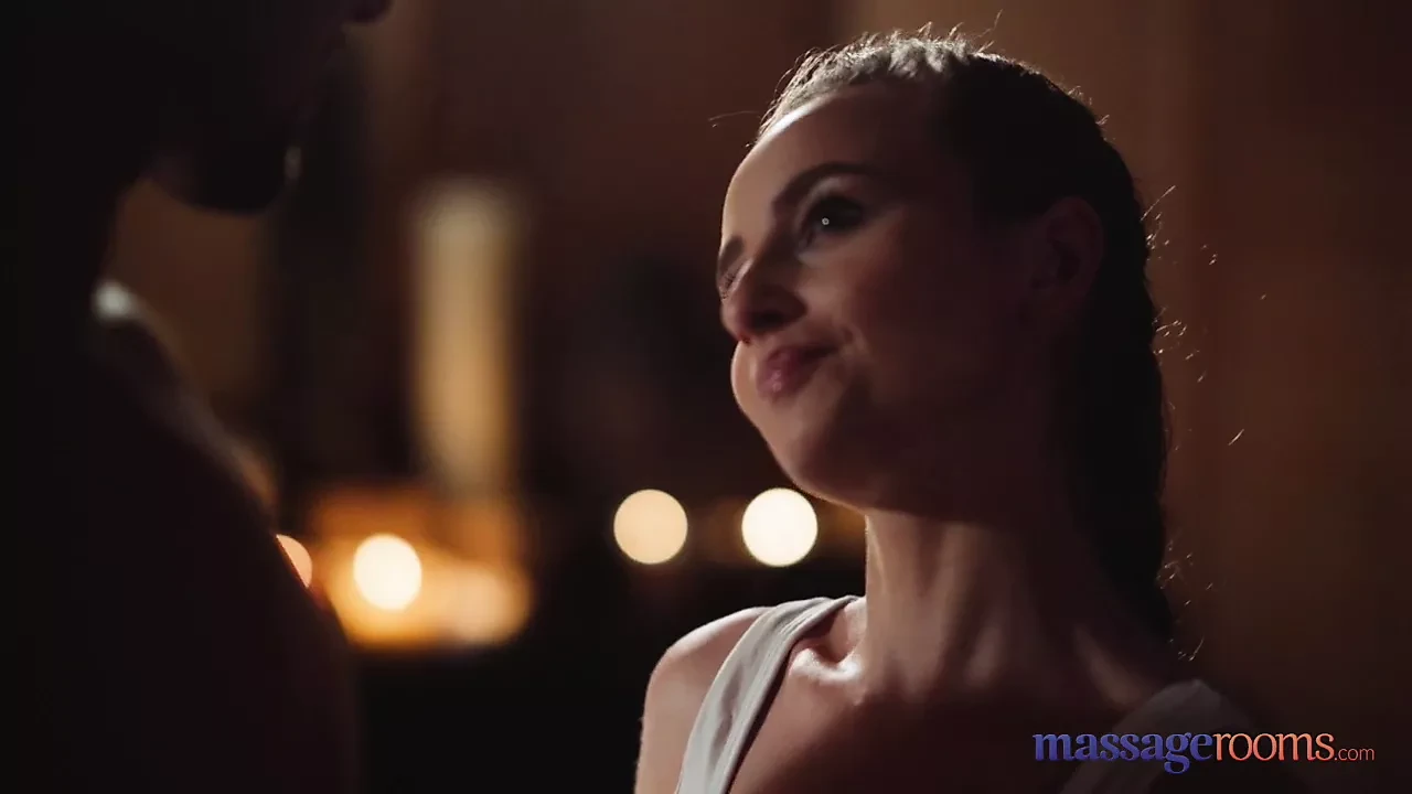 按摩室娇小的捷克金发女郎臭虫滑手交