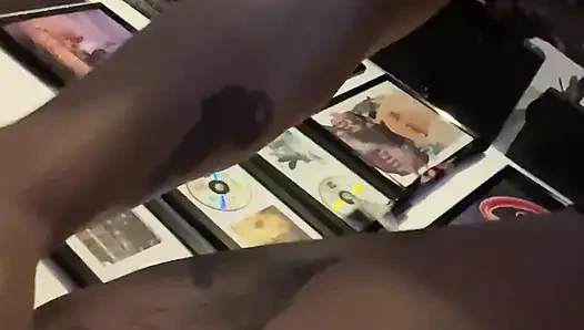 Riesige pisse aus meiner buschigen muschi im schlafzimmer meines kumpels, während das badezimmer belegt war!