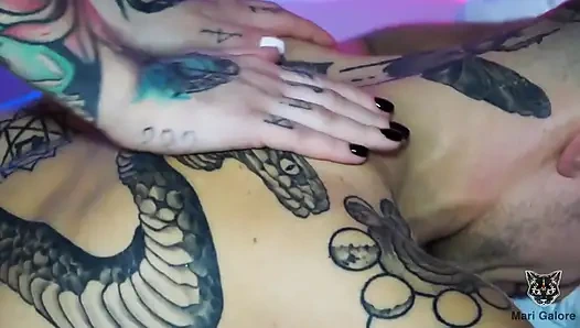 Üvey erkek kardeş Mari Galore'un ağzına büyük miktarda döl atıyor