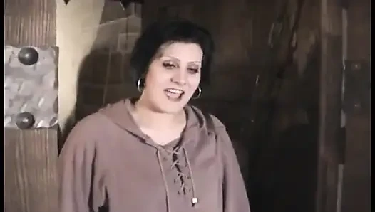 Orta yaşlı seksi kadın komşusunu sakso çekiyor ve sikiyor