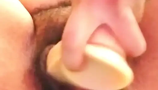 Молодая шлюшка играет с собой